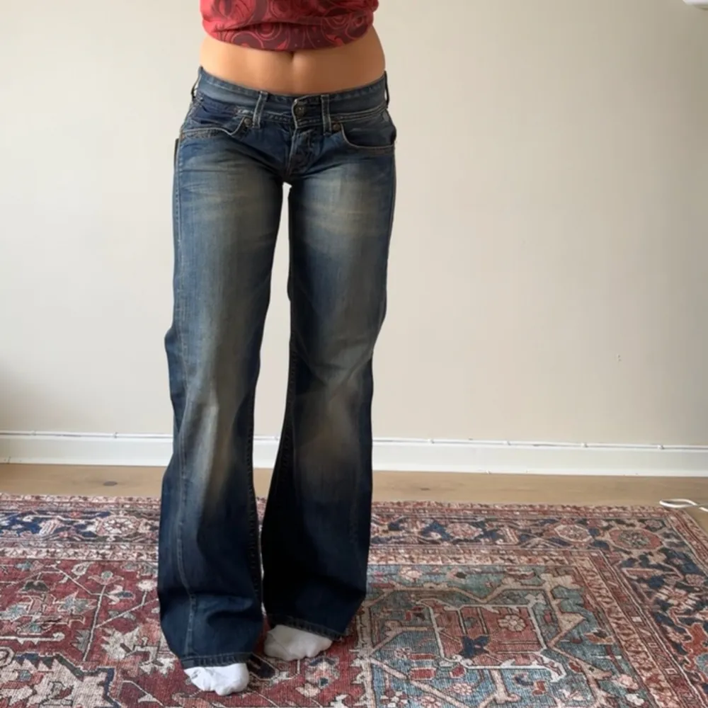 Så coola lågmidjade vintage replay jeans. Helt nya med prislapparna kvar. Midjemåttet är ca 78cm och innerbenslängden är ca 82cm. . Jeans & Byxor.