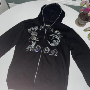 Aim For The Moon Zip Hoodie - Säljer denna tvärfeta Aim For The Moon Hoodie för endast 399kr! Passformen är Medium och hoodien är i mycket fint skick. 