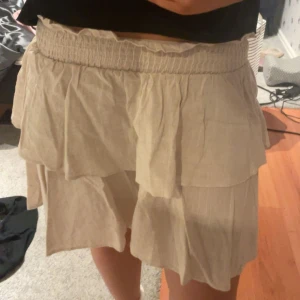 Linnekjol  - Jätte söt kjol från Shein i ett lite tjockare linnematerial som inte kommit till använding, skulle säga att den är så gott som ny!!