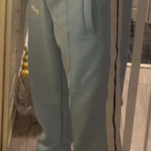 Palm angels - Palm angels byxor + tröja storlek S, bra skick använt 10-15 gånger. Pris kan diskuteras. Byxorna 400kr tröjan 500kr båda 700kr riktigt bra pris men kan bli billigare vid snabb affär 💰 