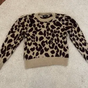 säljer en leopard tröja från only som bara har använts få gånger då jag inte tycker om hur den sitter på mig. tröjan har lite ”puffiga” armar och är storlek S. köps via köp nu, kom privat om du har frågor eller vill ha fler bilder. 💋💋