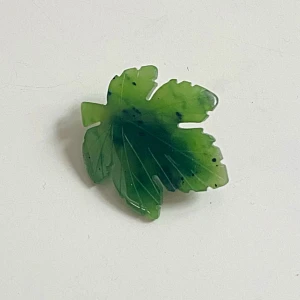 Brosch  - En fin brosch med grön sten föreställande ett blad Stenen kan vara nefrit - jag är osäker 