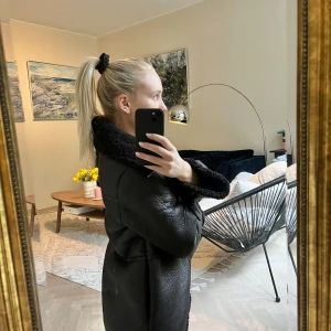  Jacka i fuskpäls -  Jacka i fuskpäls från Bikbok