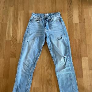 Blå jeans i storlek 34