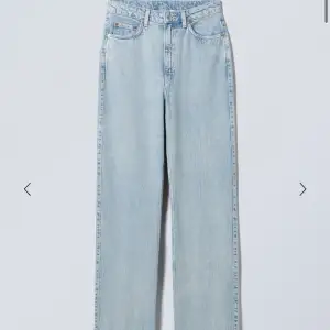Jeans från Weekday modell Rowe med raka ben och hög midja.  Färgen är ljusblå.  Storlek W29L34. Nypris är 590 kr men säljer för 150 kr!!