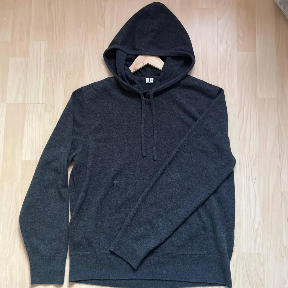 Tja säljer min sprillansnya merinoull hoodie från Arket som är lik soft gotas hoodie den är helt oanvänd skick 10/10 pris 1099. Hoodies.