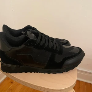 Valentino rockrunners  - Hej! Säljer nu mina Valentino rockrunners, skick 7,5/10 skon är i mycket bra skick  förutom att den fått flera konstiga fläckar (därav priset) Box samt dustbag medföljer. Storlek: 44. Nypris 7000 mitt pris: 1199. Slå en signal vid minsta  fundering!😁