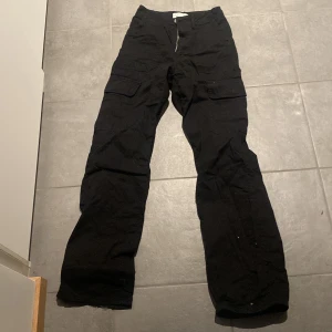 Svarta cargo pants high waisted - Används aldrig längre. Köp gärna!