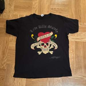 Jätte snygg och bekväm Ed Hardy t-shirt!! Tight i armarna vilket gör den ännu snyggare😍😍(XL men skulle säga att den sitter mer som M) Använd gärna köp nu💖