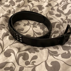 Snyggt skärp - Skärp me nitar. Original pris 350kr eller 300kr, men de är svåra att få tag på.