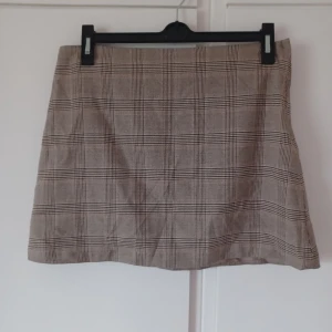 Rutig kjol - Säljer denna fina rutiga kjolen som endast har kommit till användning vid 1 tillfälle🎀