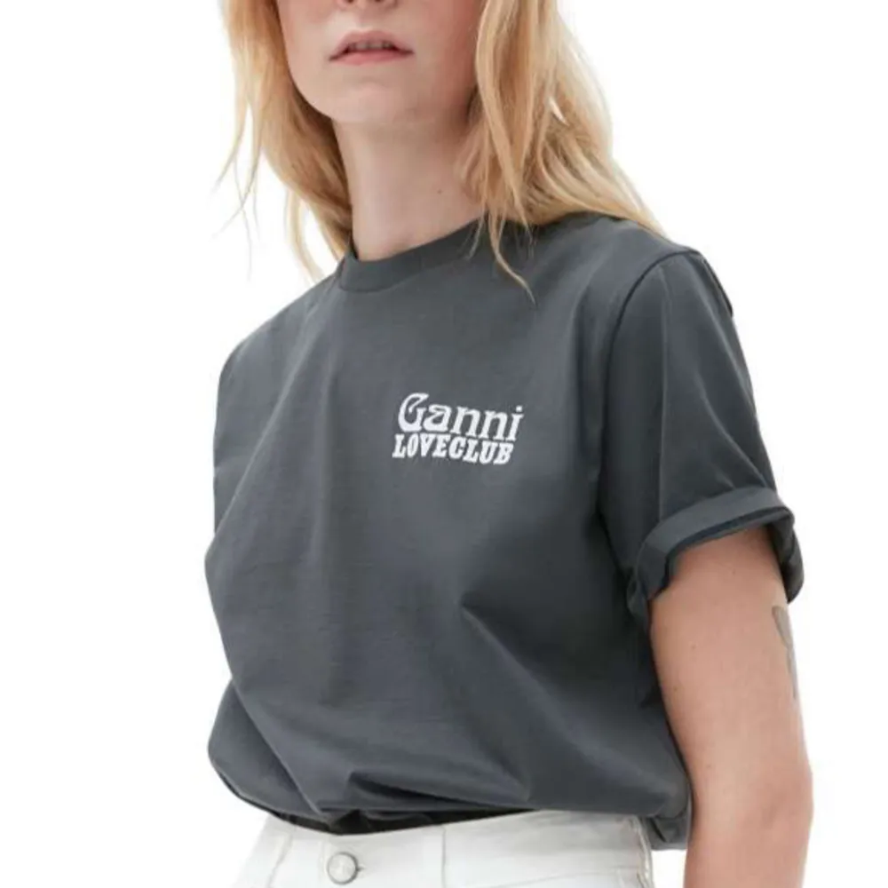 Säljer denna ganni tshirt ❤️ köpt för ca 1000kr, använd en gång . T-shirts.