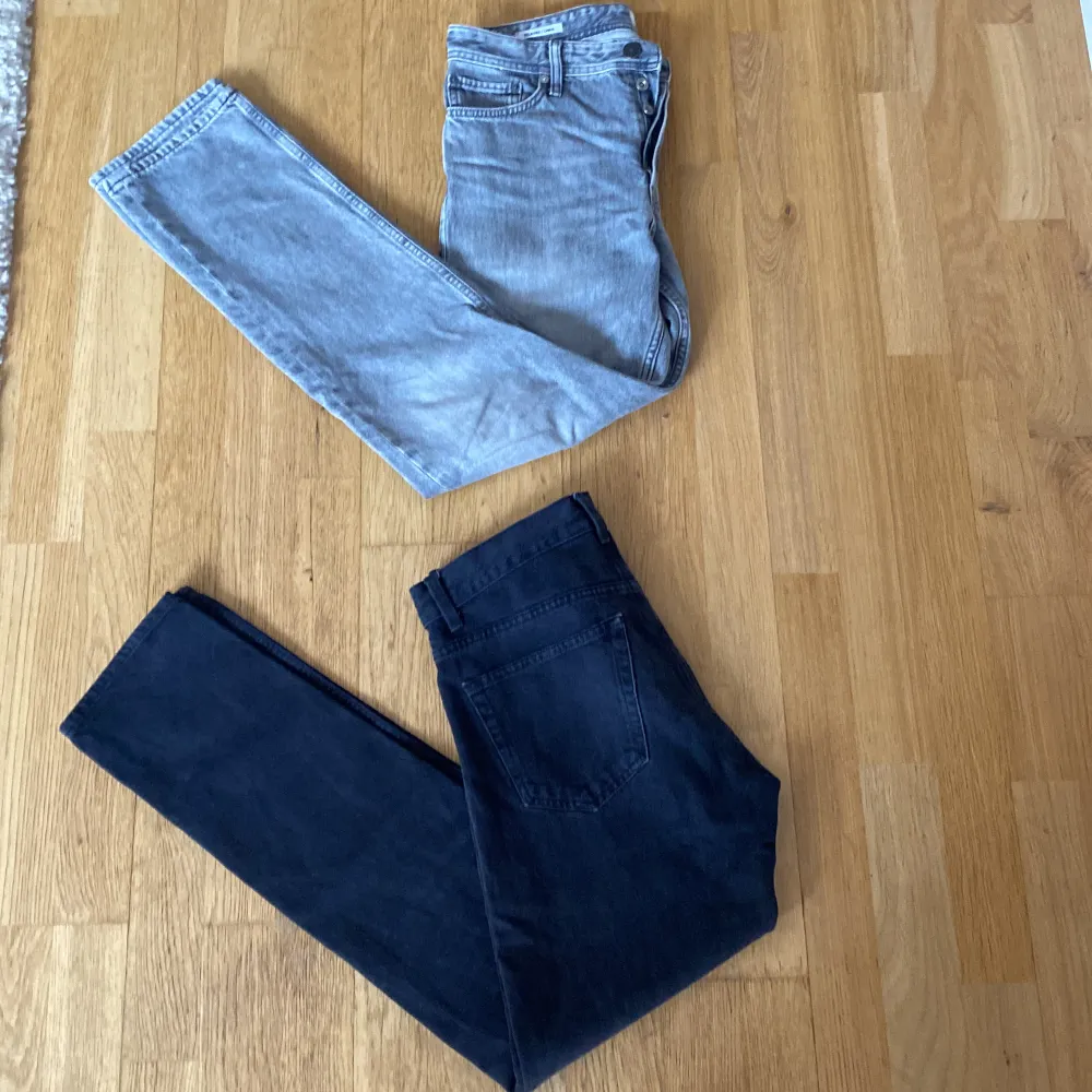 Tja! Säljer nu mina två jeans | Dom gråa är från Jack and Jones i modellen Relaxed/Chris i Storleken 29-Waist/32-Lenght | Dom svarta är från Weekday i modellen Alley och är samma storlek som dom gråa| Nypris cirka 700 styck | Mitt pris 699 för båda  . Jeans & Byxor.