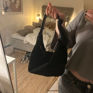 Så fin hobo väska  - Så fin hoboväska från mango, har utgått och perfekta storleken 