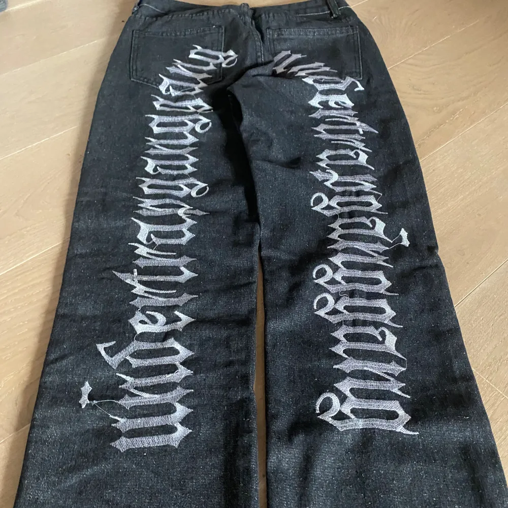  As coola svarta jeans med broderat tryck liknar Evisu jeans de är nästan helt nya skriv om ni ha fler frågor . Jeans & Byxor.