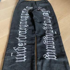  As coola svarta jeans med broderat tryck liknar Evisu jeans de är nästan helt nya skriv om ni ha fler frågor 