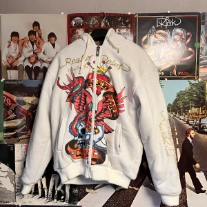 Vintage zip-up hoodie - fräsch o snygg hoodie med tryck på, fodrad på insidan, perfekt för höst eller vår och vinter, inga fläckar, nopprig på vissa ställen tyvärr, fickorna har mönster på insidan. Så stenar på trycket som rhinestone. Dm vid frågor:)