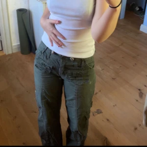 BÄSTA CARGOBYXORNA - säljer ensast pga ej min stil längre. var genuint mina favoritbyxor så länge, sitter så snyggt, är precis lagom unika och passar till allt. kommer sakna dessa men det var dags att rensa garderoben… köpt från depop! byxorna är W26 men kan justeras via band