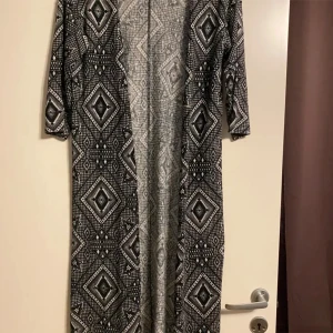 Kofta lång modell strl xs - Säljes i begagnat skick. 