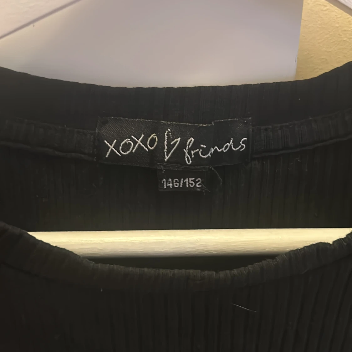 En svart kortärmad tröja men en Knut  - 91