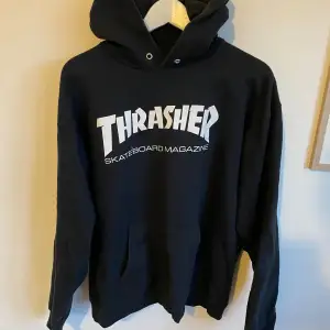 En svart thrasher hoodie. Fint skick 