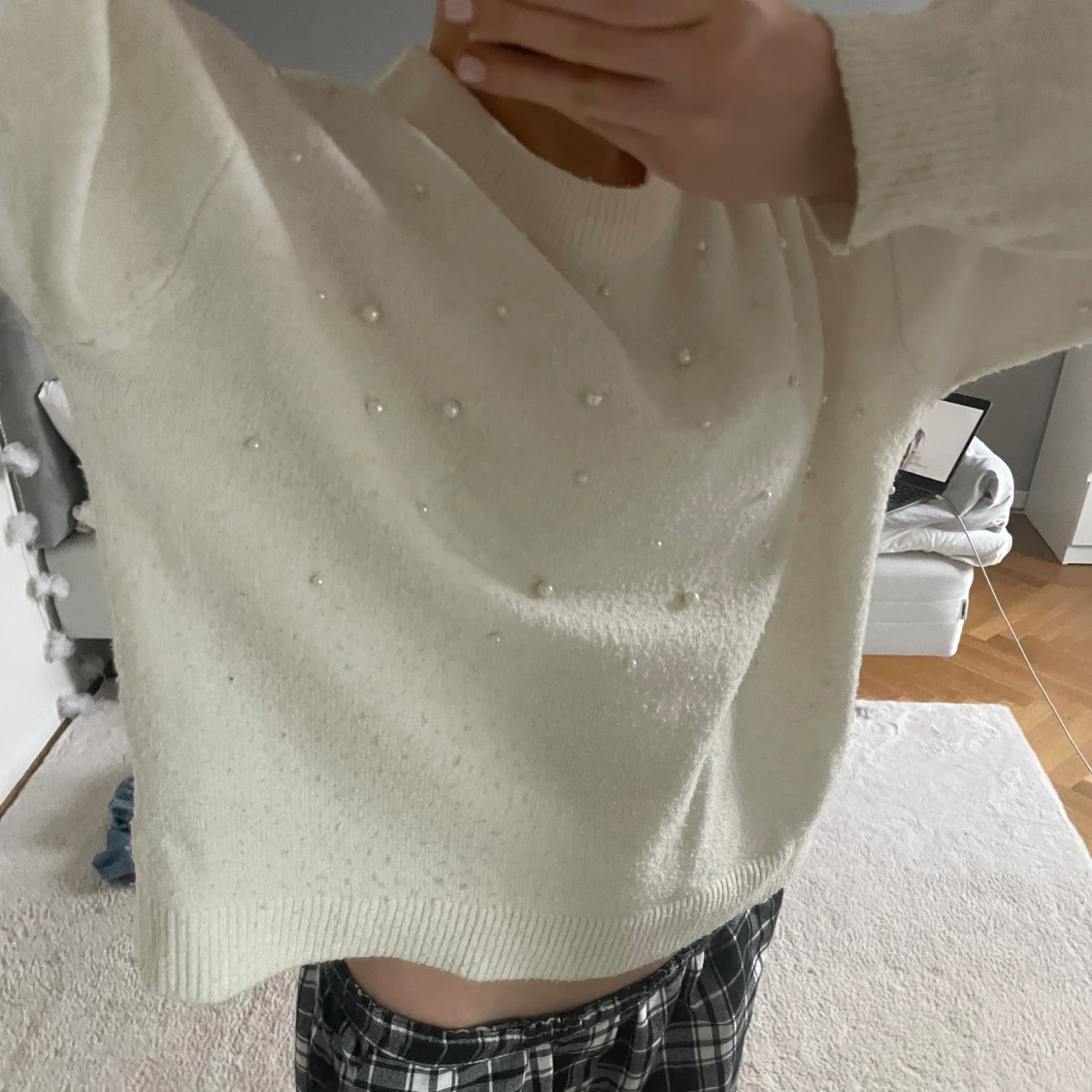 Stickad tröja med pärlor