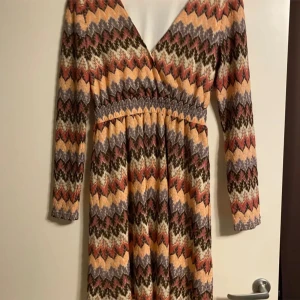 Virkad klänning med glittertråd  - Strl S. Så himla fin klänning!  Använd, men fortfarande fin. 