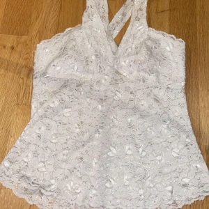 Vit fest top  - Väldigt söt fest top eller ute top perfekt till våren eller valborg till exempel köpt second hand från innan men personligen andvänts bara 1 gång 