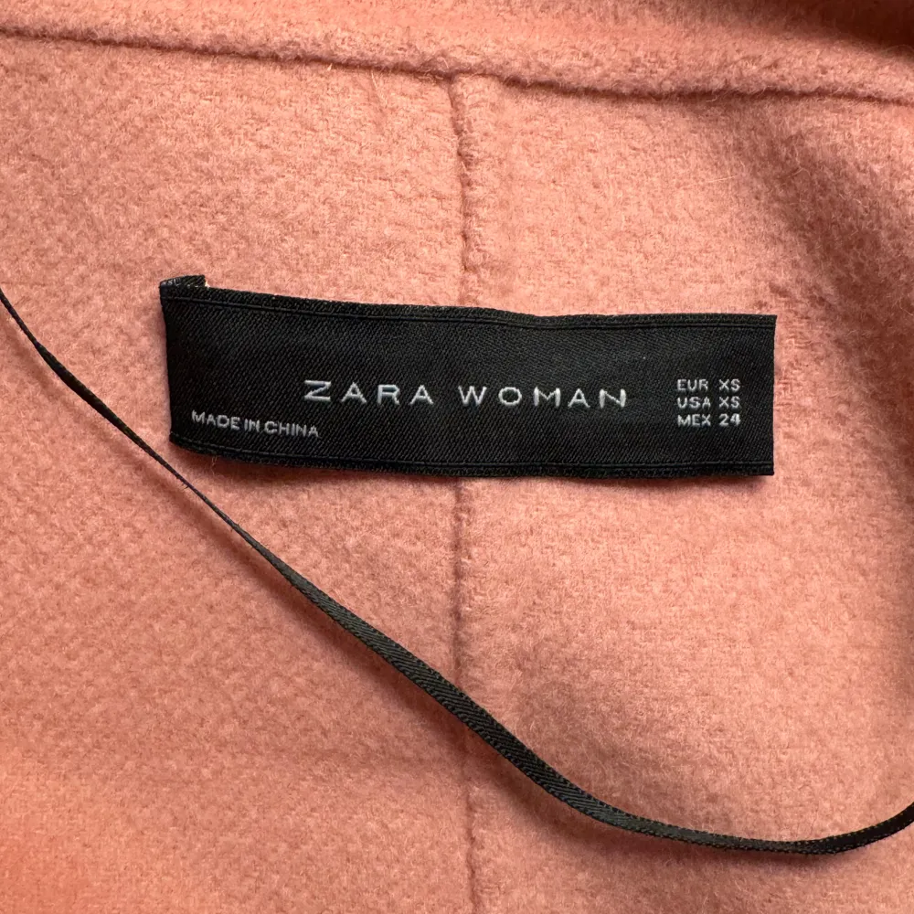 Så söt rosa kappa från Zara som är perfekt till våren. Sparsamt använd och i nyskick! Skriv för frågor 🩷. Jackor.
