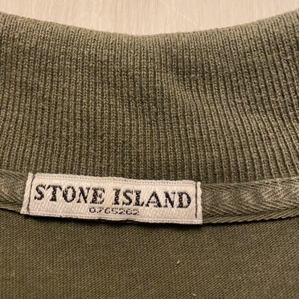 Snygg Stone Island piké. Army green. Storlek S/M. I stort sett oanvänd, fint skick. . T-shirts.