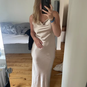 Balklänning - Balklänning från Boohoo. Champagne färg i storlek 36. Helt ny och oanvänd. Pris: 150 kr, frakt ingår inte. Är 168 cm lång.💕