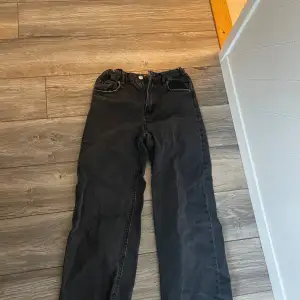Säljer ett par svarta ”baggy” jeans från Gina Young. Hyfsat bra skick förutom slitna längst ner. Stl 152 (passar dig som är ca 150cm)