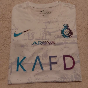 Al-Nassr FC 23/24 Third Jersey - - Helt ny - Har inte tagit bort tejpet från märket - Har inte haft på mig den  - 