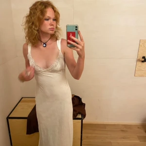 Studentklänning  - Superfin vit långklänning jag tänkt använda till studenten. Orginalt från Urban Outfitters kollektion Light Before Dark. Originalpris 899 kr. Prislap sitter kvar. 