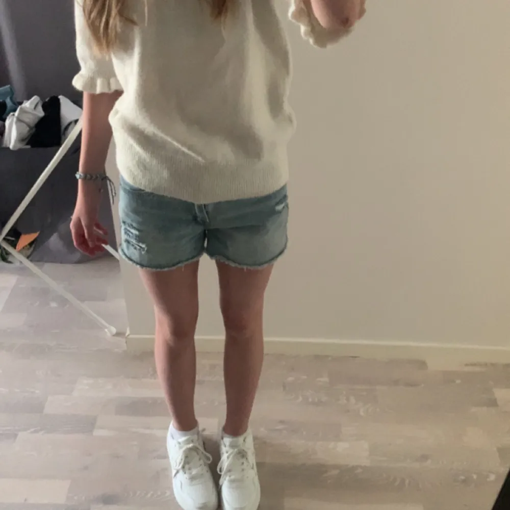  Levis shorts som är i midwaist men passar som lite högre low waist. Köptes på kidsbrandstore för 500 i somras mitt: 300 Strl 152 om man vill ha de lite lösare i benen men 158 om man vill ha tight (pga att jag köpte i års strl) 💘💖. Shorts.