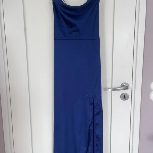 balklänning - En så fin balklänning från Nelly i storlek 40 men som passar mig som 36 perfekt. Är 162 och den gick ner till tårna så fint och formade hela kroppen jättebra, fick massa komplimanger! 