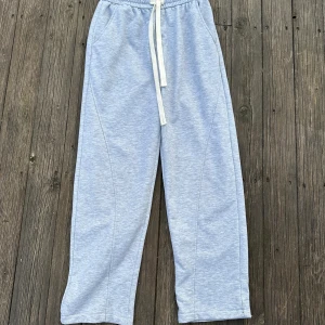 Gråa mjukis - Säljer dessa mjukisbyxor för ja tycker dom är för baggy för mig dom är i storlek xs men sitter som S Skick är 10/10 vet inte vart dom är ifrån.