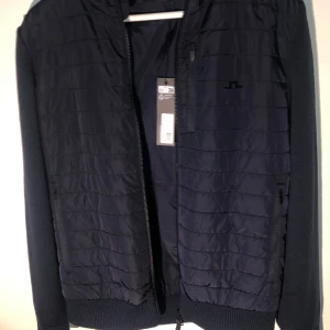 J.Lindeberg jacka - J.Lindeberg cardigan i storlek S. Helt ny med tag och kvitto kvar (endast testad). Perfekt jacka för höst och vår väder! Nytt pris på jackan ligger på 3600 kronor.