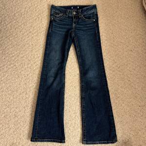 Säljer dessa så snygga lågmidjade jeans pga för små för mig😫 Midjemått : Innerbenslängd: