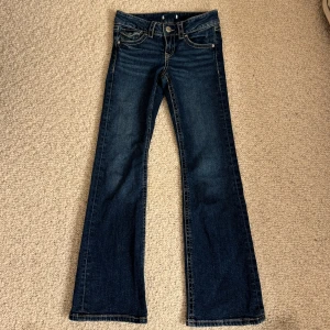 Low waist jeans  - Säljer dessa så snygga lågmidjade jeans pga för små för mig😫 Midjemått : Innerbenslängd: