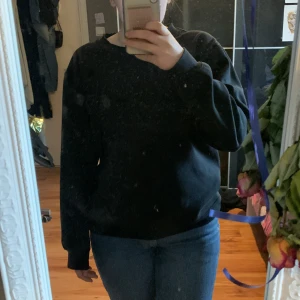 Svart sweatshirt  - Storlek L men passar till M  Inga defekter förutom att den är nopprig.  