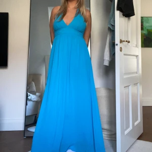 Balklänning - Världens skönaste och finaste bal/sommarklänning. Jag får inte användning för den längre men tycker den är så fin🥺 jag är 173 och den går precis ovanför marken för mig☺️skriv till mig om nu har fler frågor!