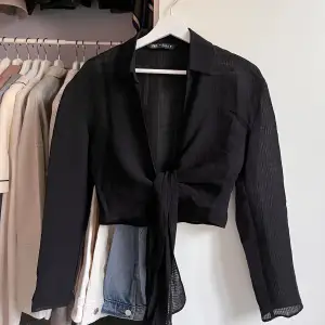 🤍Tunn kort tröja med knytning (har haft den över exempelvis ett linne/topp).  🤍Från Zara i strl S  🤍Använd ett fåtal gånger
