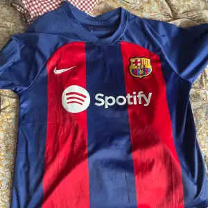 För er Barca fans, har jag en skön Barca tröja i marknad:)