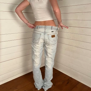 Lågmidjade  - Midjemått( rätt över): 40cm Inerbenslängd: 89cm  Lårmått: 28cm  Passar perfekt om du är längre   Köp gärna via ”KÖP NU” Modellen är 170 cm, inga defekter 💕