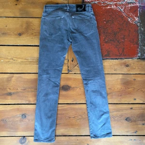 Jacob Cohën Jeans - Jacob cohën jeans i storlek 30 midja, längden är 105 cm. Är i bra skick, kom privat för bilder eller frågor kring dem. 