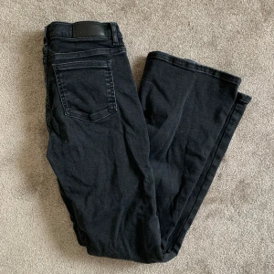 Lågmidjade Bootcut Jeans  - Säljer dessa lågmidjade bootcut jeansen från Bikbok då dem inte används längre! Jag har använt den ca 3 ggr så de är i nyskick 🤍 nypris är 600kr! Kom priv för mer frågor eller bilder 😊