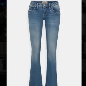 Säljer mina favorit jeans från LTB eftersom de blivit för små. Modellen är valerie i storlek 27/32🤩Färgen är blue addicted. Slitning vid dragkedja men går att använda ändå🙌