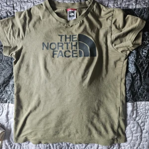 The north face t-shirt  - Som ny, för liten för mig.