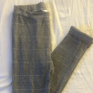 Kostymbyxor - Gråa kostymbyxor med vita ”rutor”. Använda men i bra skick. Strlk 38.